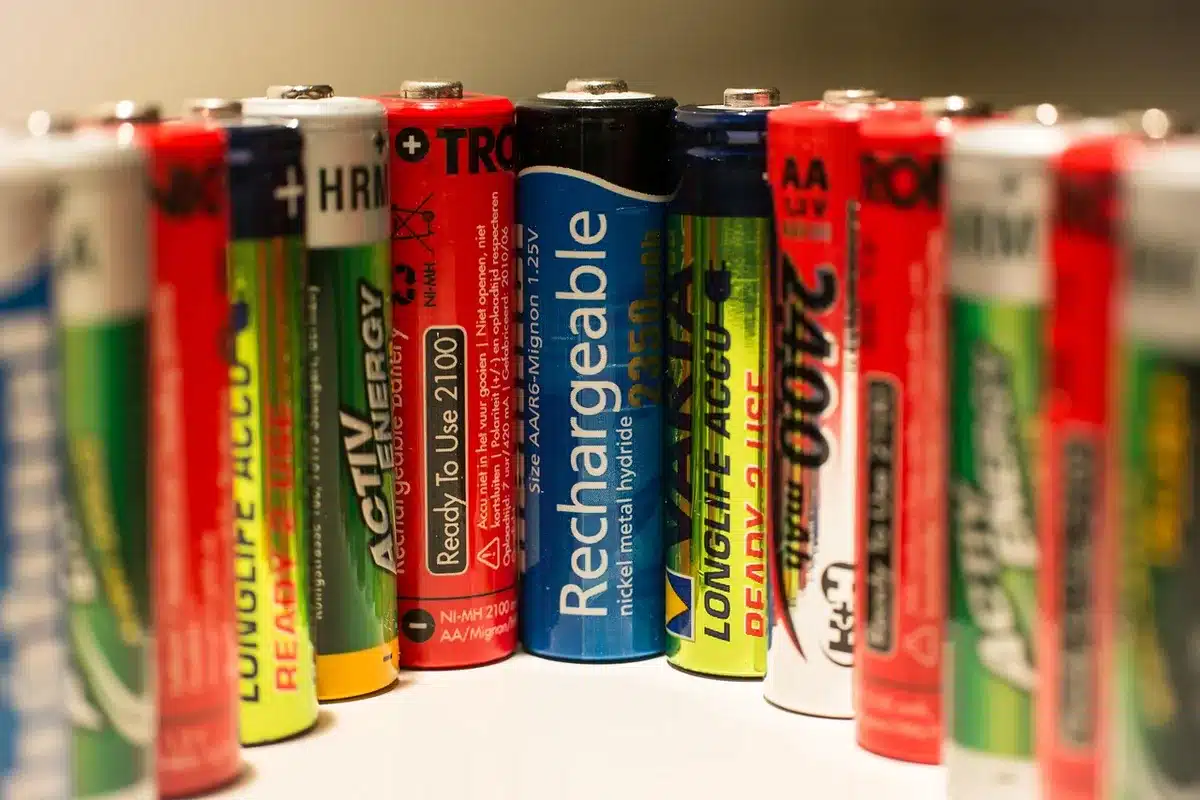 Modules batteries lithium empil&eacute;s pr&ecirc;ts &agrave; &ecirc;tre install&eacute;s dans une rame