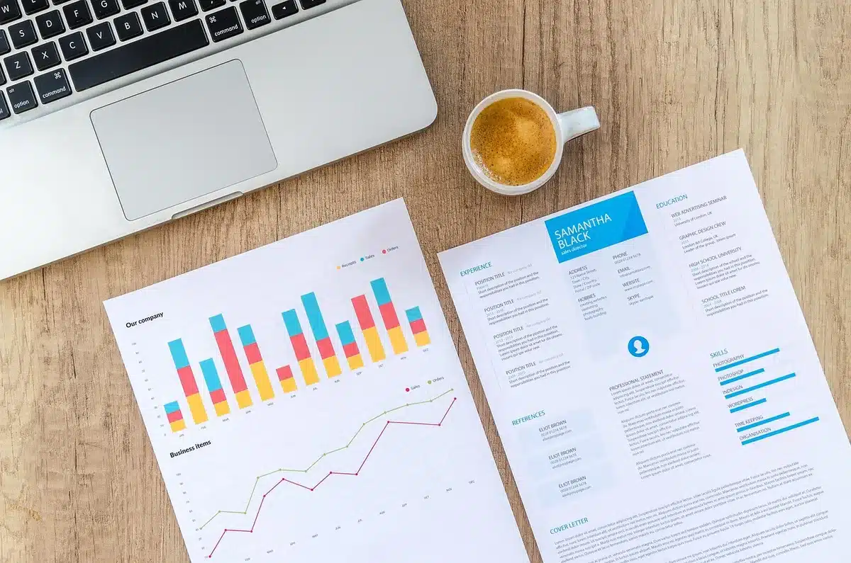 Calculatrice et documents de vente immobilière sur une table