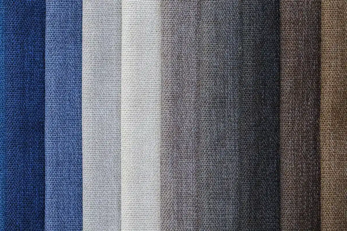 Tondeuse anti-bouloches compacte utilisée sur un tissu, éliminant les peluches en douceur