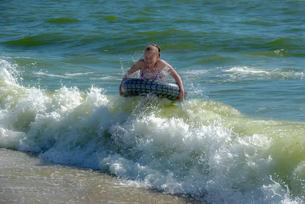 Équipe technique anonyme inspectant une bouée convertisseur d'énergie des vagues au quai en plein jour