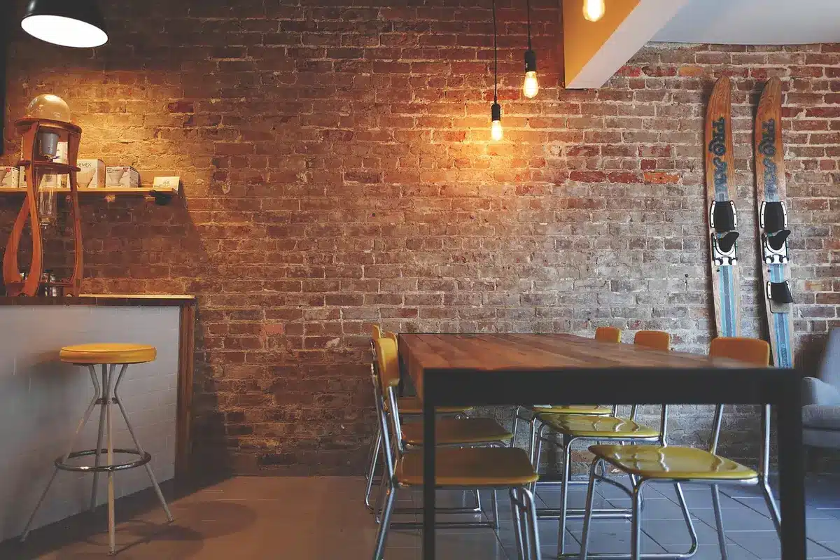 Comparaison entre une cloison en brique de verre et une verrière dans un salon