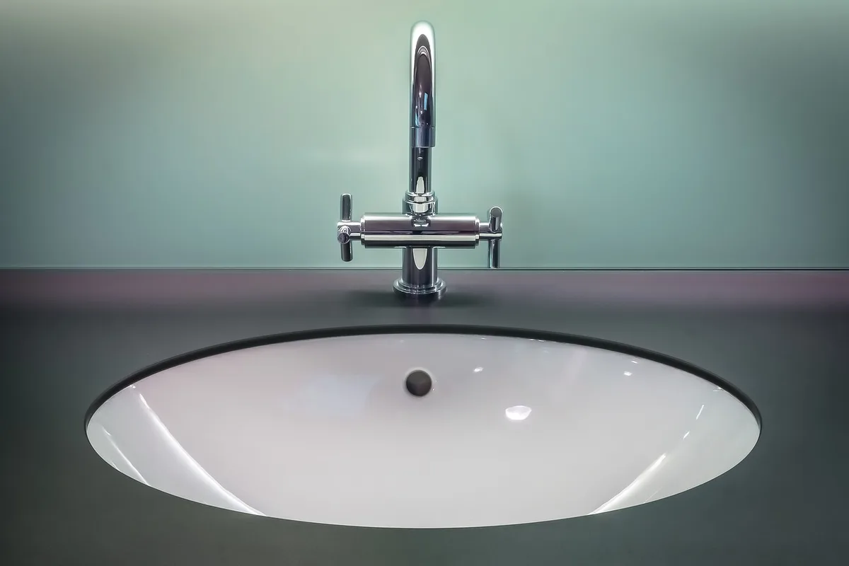 Salle de bains contemporaine avec une demi-cloison en brique de verre et éléments en bois