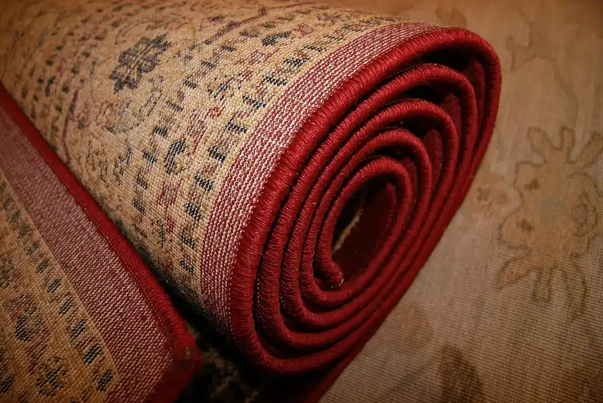 Inventaire d'objets et textiles posés sur une table pour choisir une palette
