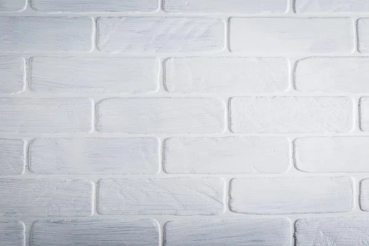 Échantillons de peinture accrochés au mur observés à différentes heures