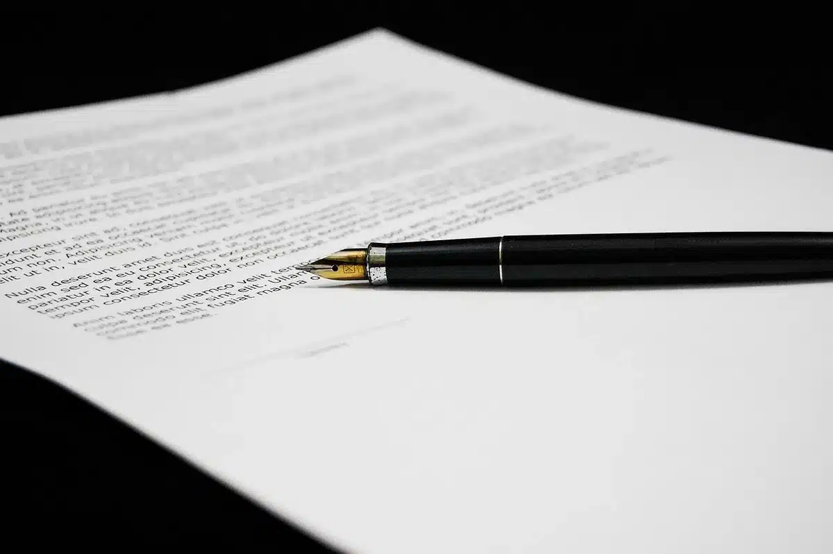 Table avec documents et calculatrice pour fiscalité LMNP