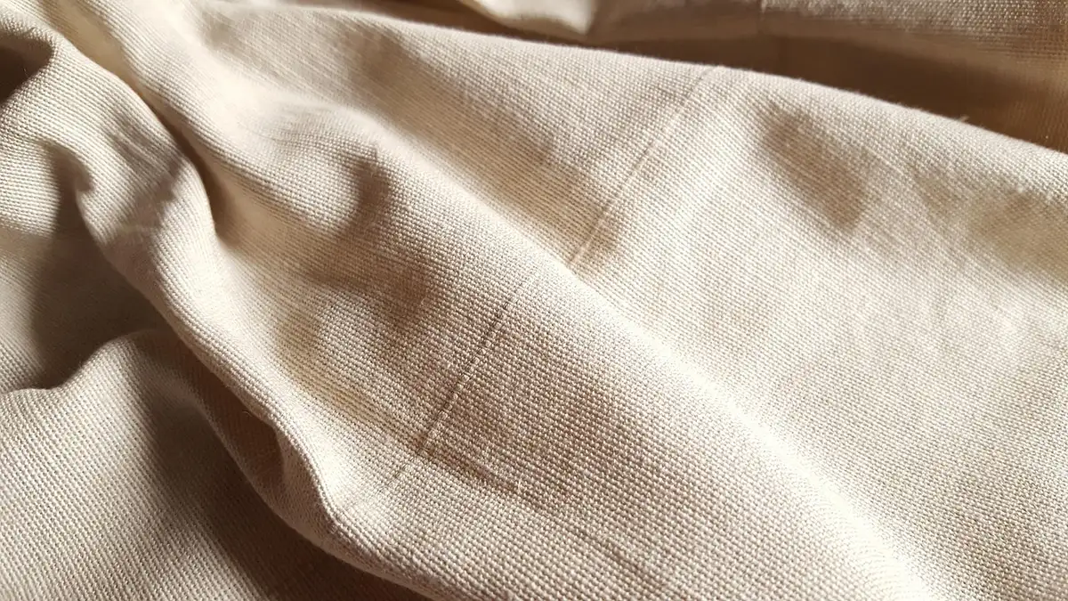 Tissus en lin, coton et percale montrant diff&eacute;rentes textures au soleil
