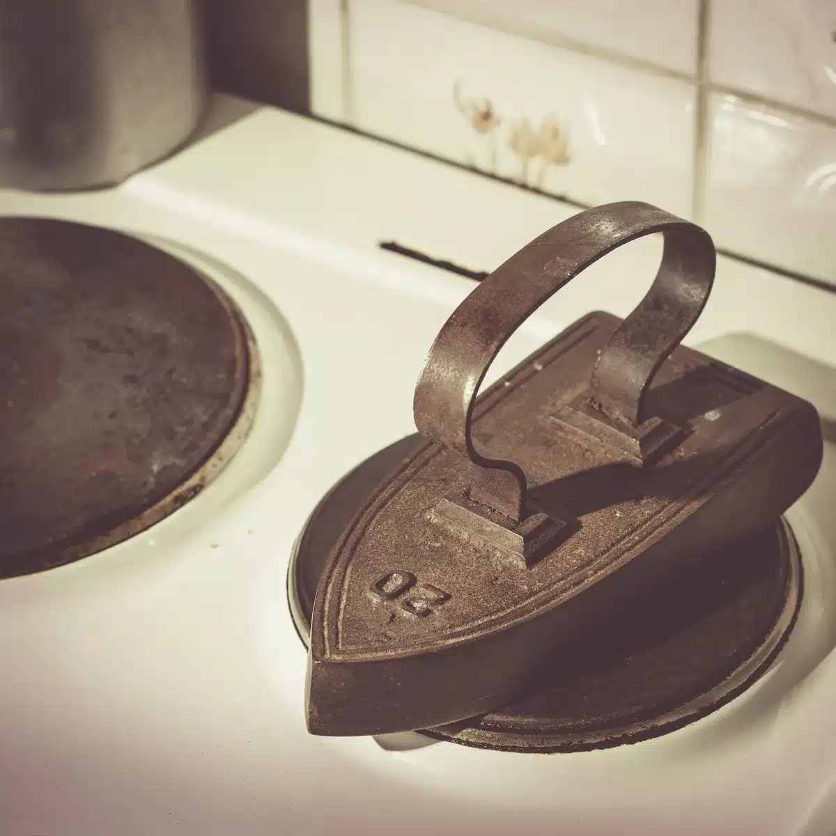 Lavage à la main d'une cocotte en fonte avec une éponge douce