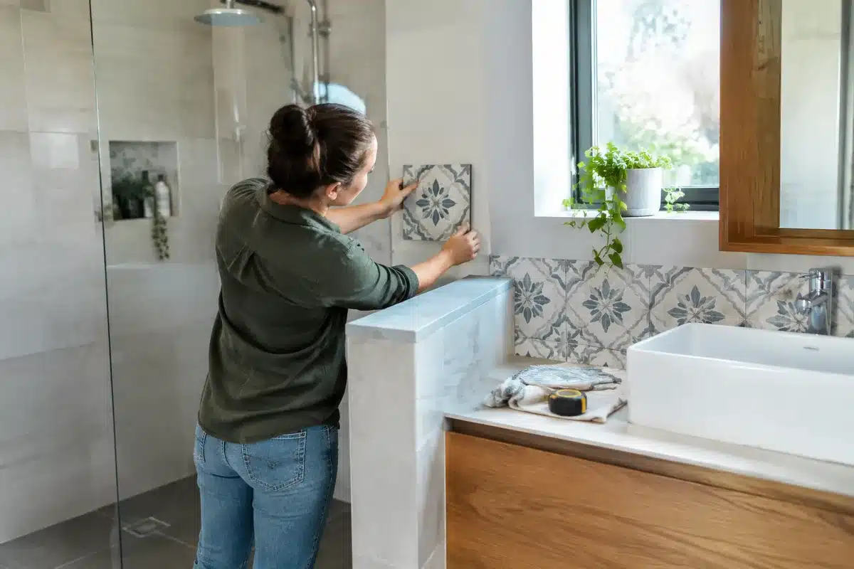 Comment adopter la douche sans paroi inspirée des années 70 ?