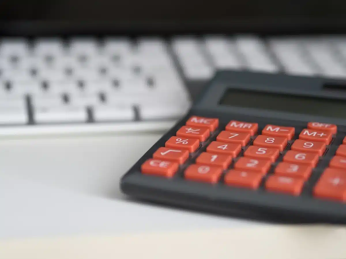 Calculatrice et fiche de calcul du reste à vivre sur une table