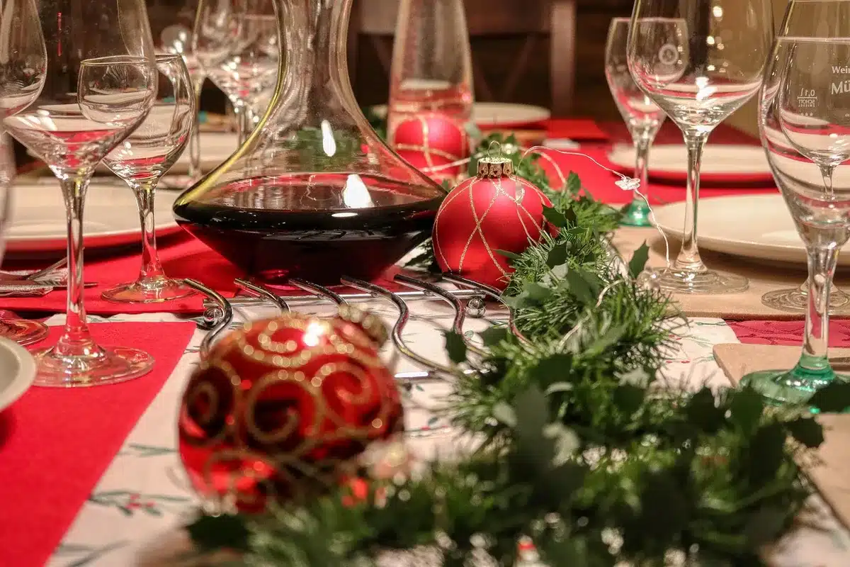 Table à manger avec nappe brodée et vaisselle discrète
