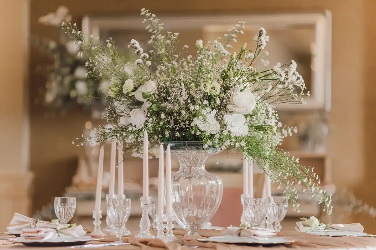 Nappe à carreaux posée sur une table avec vaisselle simple
