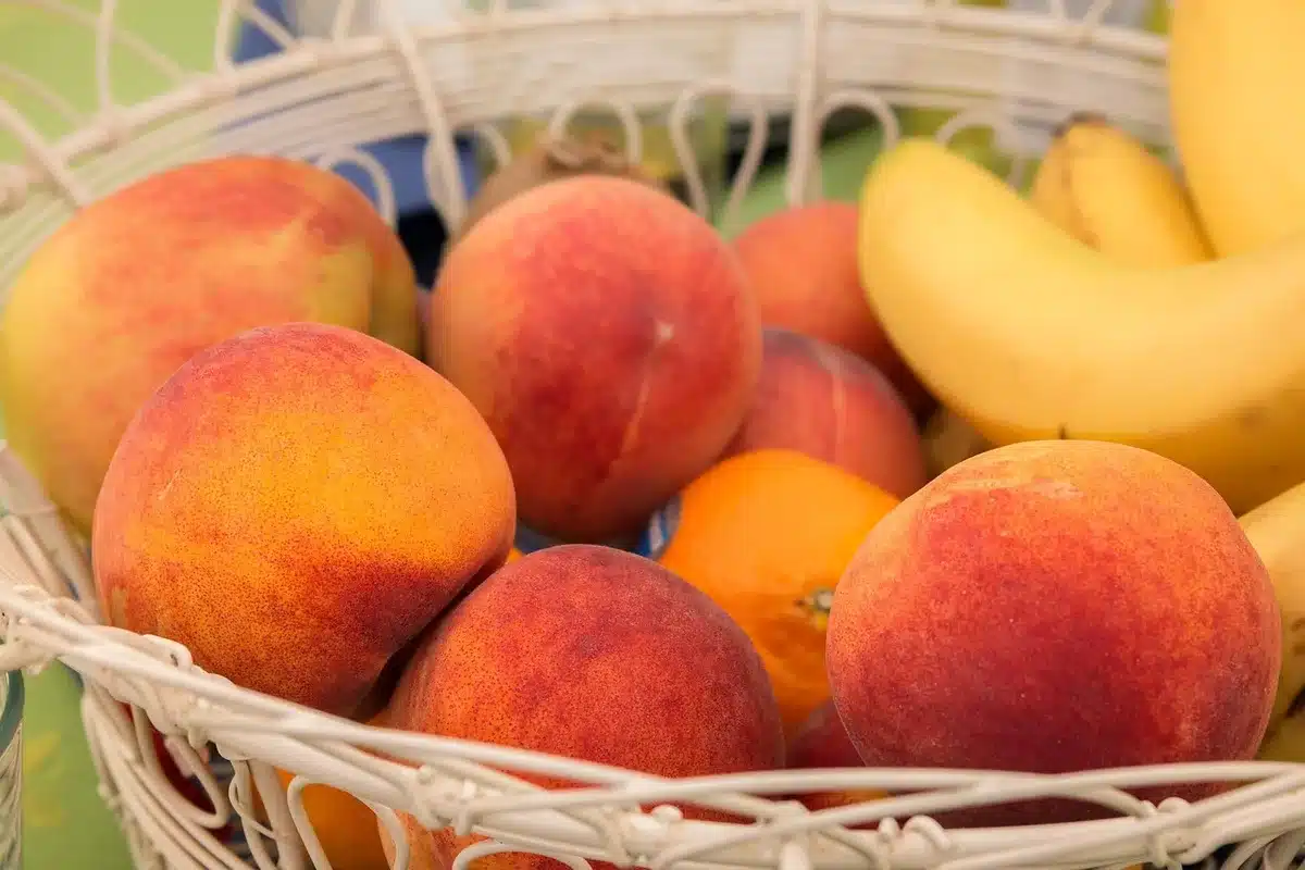 Panier de bibasses mûres prêtes à être cueillies