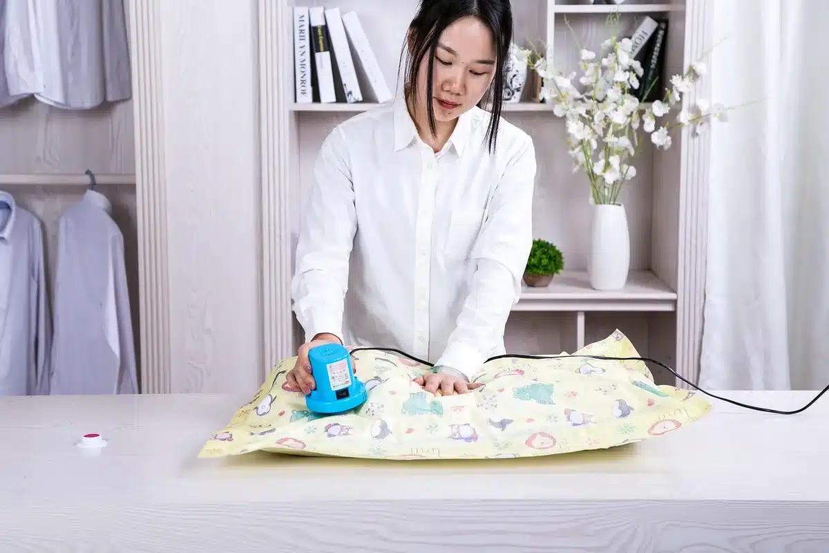Vêtements volumineux compressés dans un sac sous vide transparent