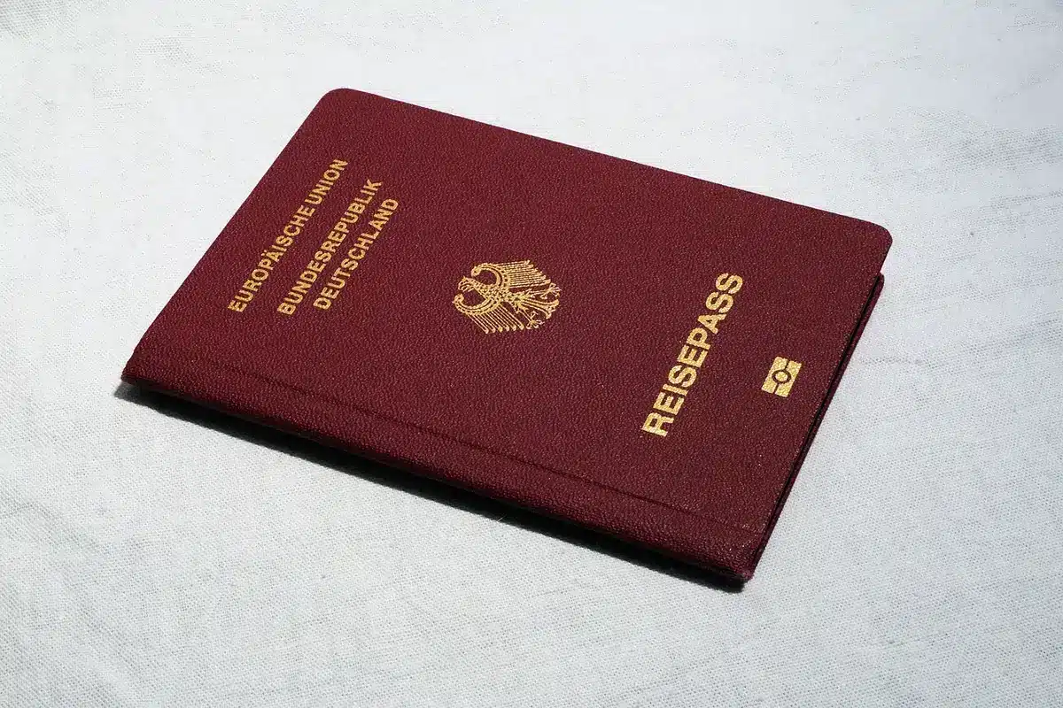 Pièces d'identité et justificatifs de revenus posés sur une table