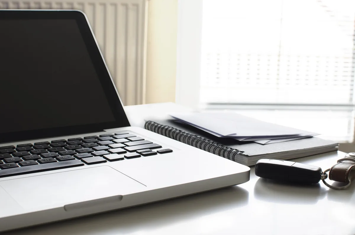 Entrée d'appartement en journée avec documents et clés sur une table