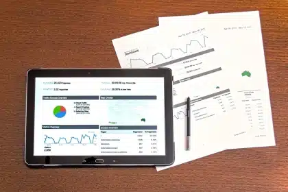 Table de cuisine en journée avec documents financiers et calculatrice