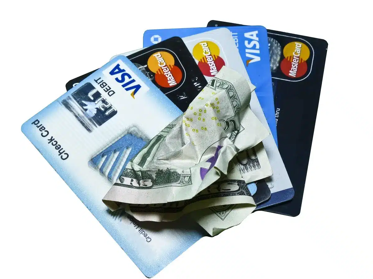 Mains tenant des factures et un contrat de paiement mensuel pour une pompe à chaleur