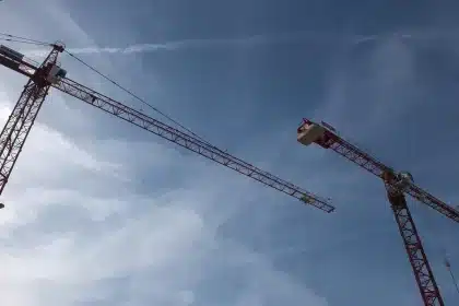 Chantier de construction nucléaire en plein jour avec grues et structures métalliques