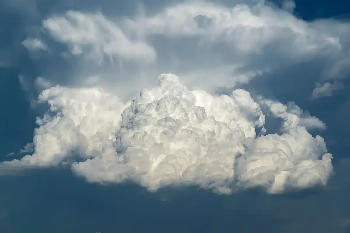 Écran d'application montrant une alerte météo liée à une batterie portable