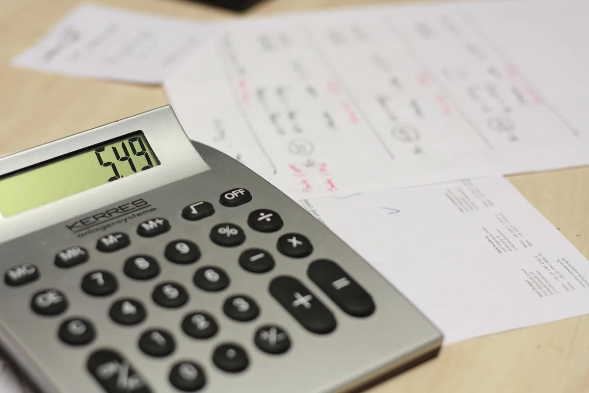 Contrat de bail commercial sur un bureau lumineux avec calculatrice et documents