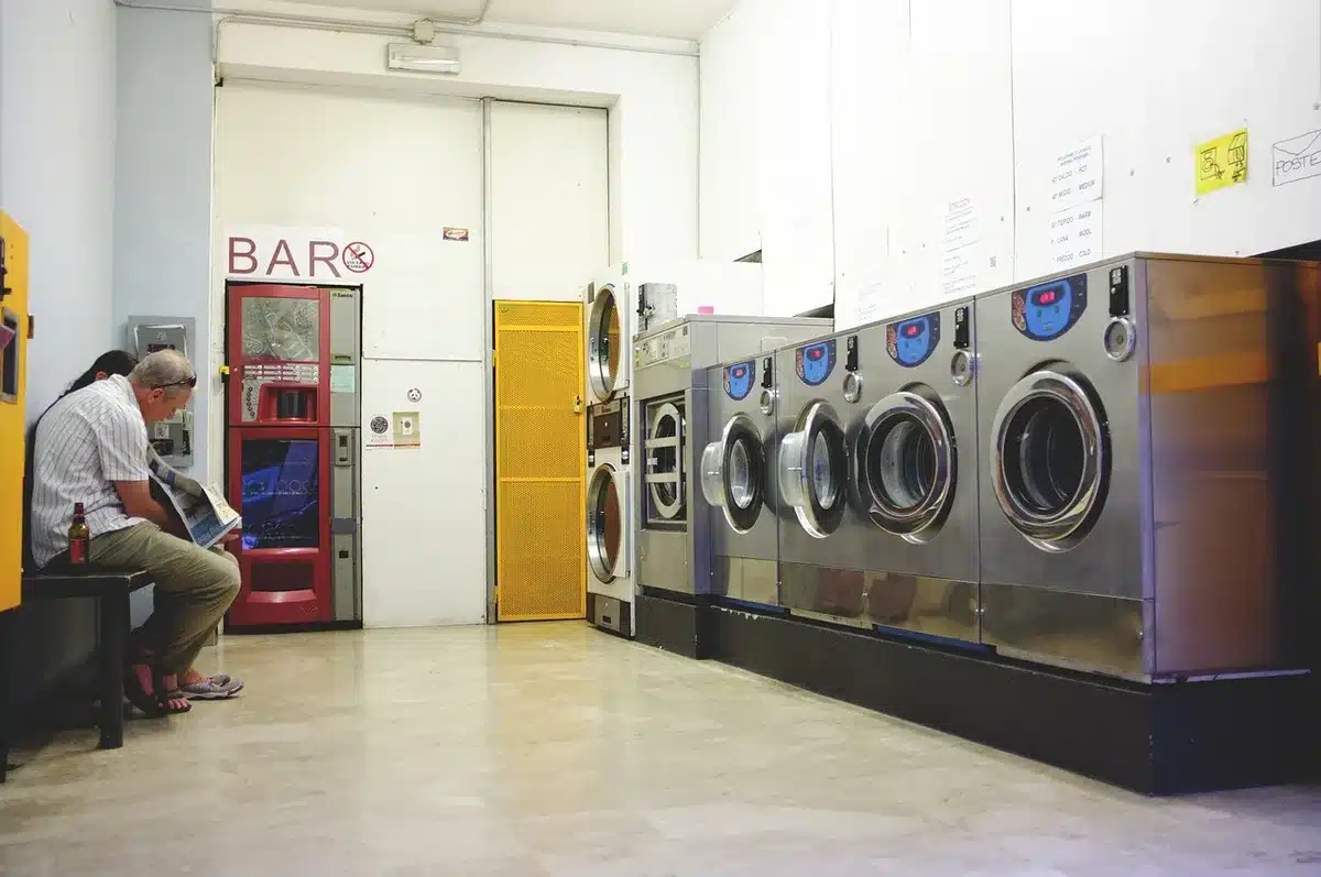 Tambour de sèche‑linge chargé et vêtements tassés réduisant la circulation d'air