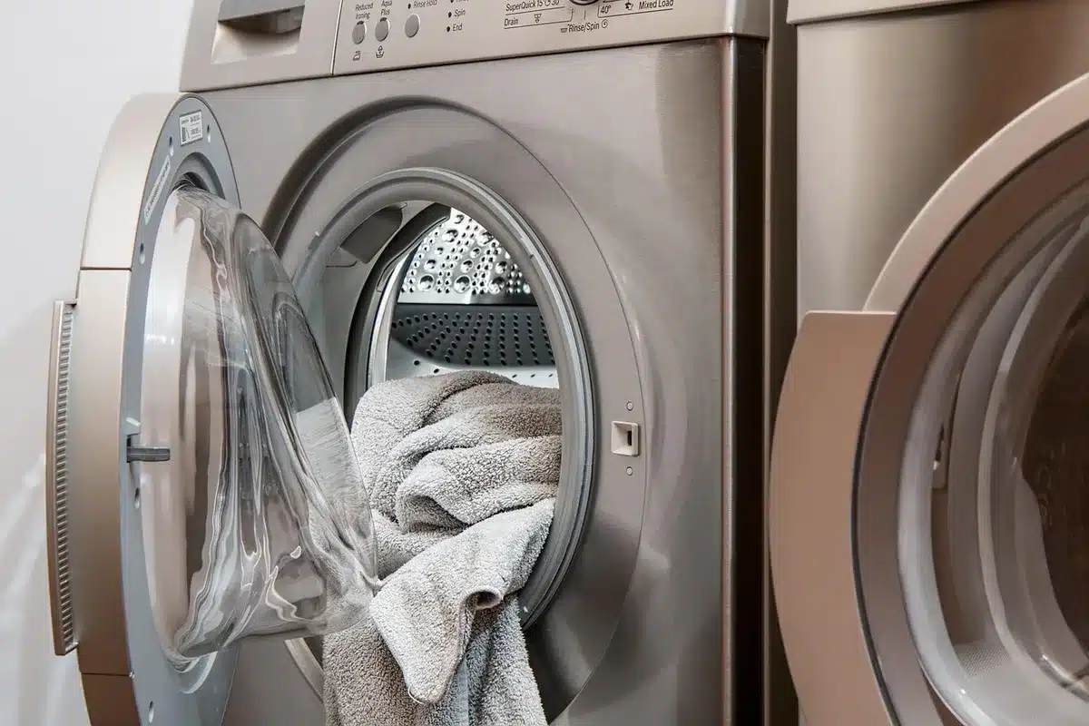 Gros plan sur des balles de sèche‑linge texturées posées dans un panier