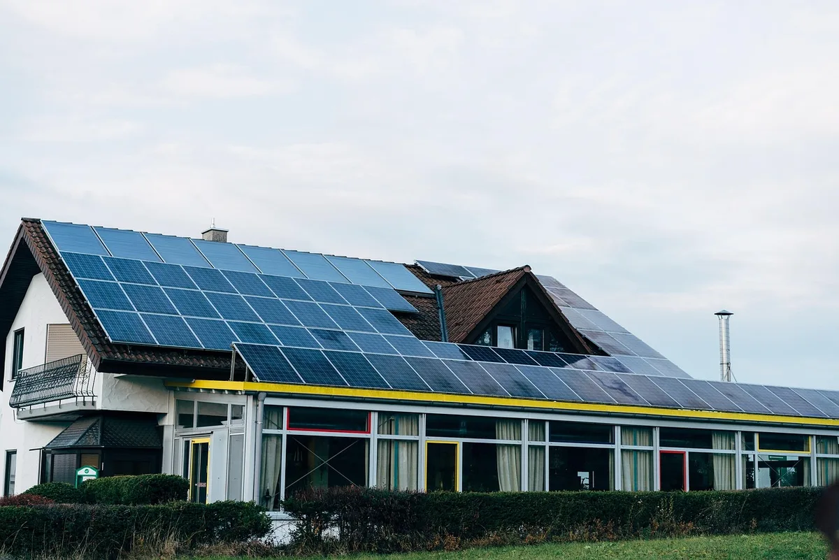 Grande surface de panneaux photovoltaïques installés sur une toiture industrielle