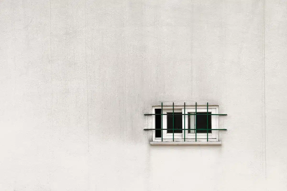Étendoir vertical installé dans un petit appartement près d'une porte