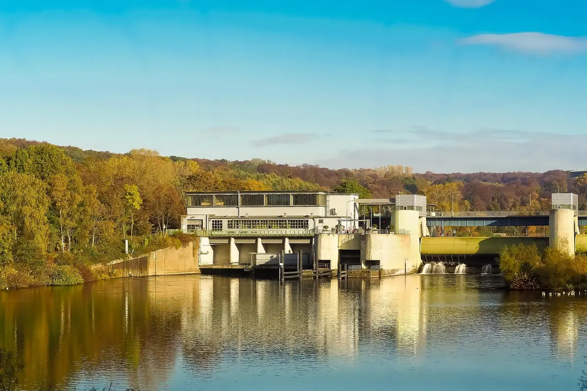 Bassin et centrale de pompage-turbinage vus de jour