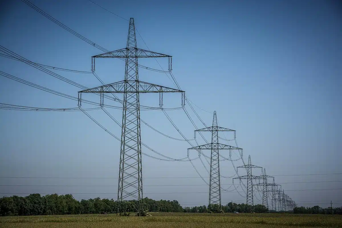 Poteaux et lignes électriques avec équipe d'entretien à distance