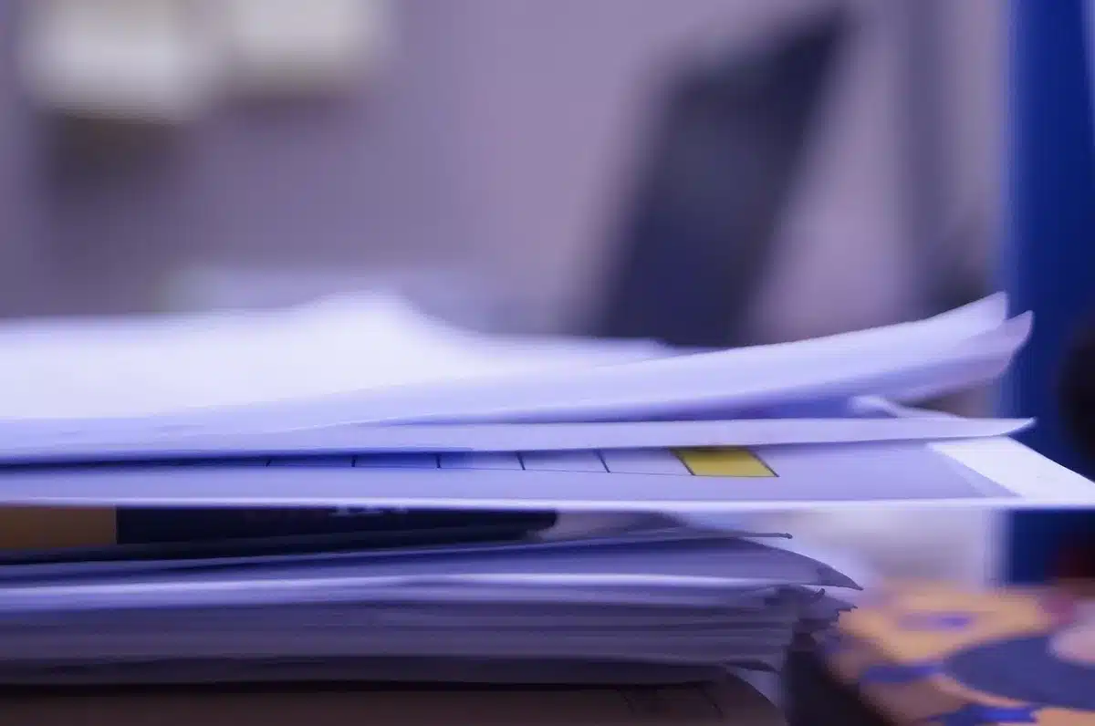 Divers types d'actifs écrits et documents sur un bureau