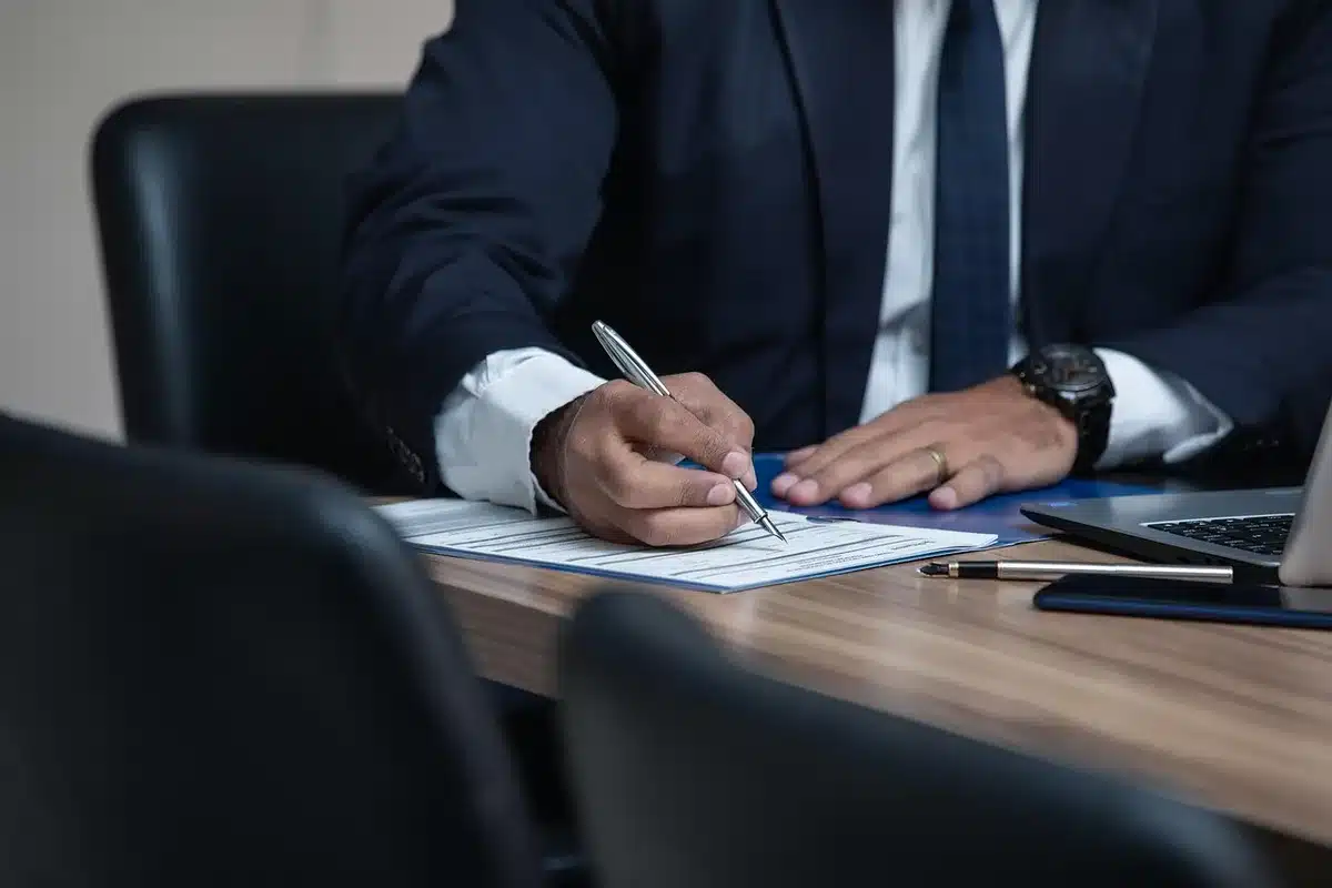 Rédaction d'un acte juridique dans un bureau lumineux