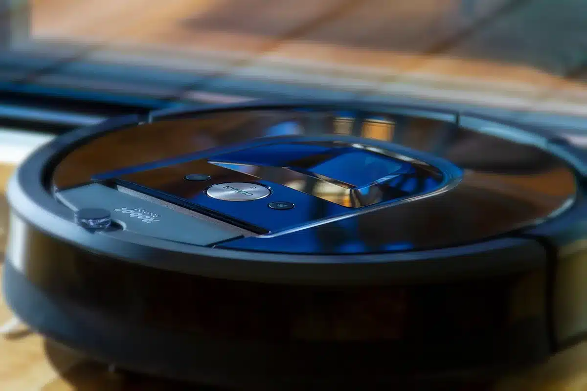 Aspirateur à main en train de récupérer des miettes sur une table ou dans une voiture