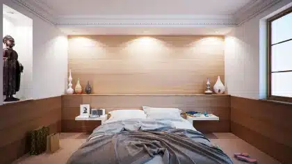 Sachets de tissu contenant des feuilles de laurier glissés sous un lit dans une chambre en plein jour