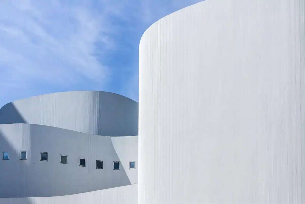 Vue extérieure d'une centrale nucléaire près d'un lac en plein jour