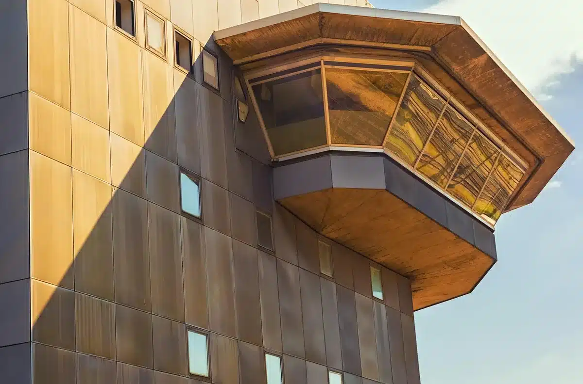 Façade d'un immeuble résidentiel avec entrées et balcons partagés