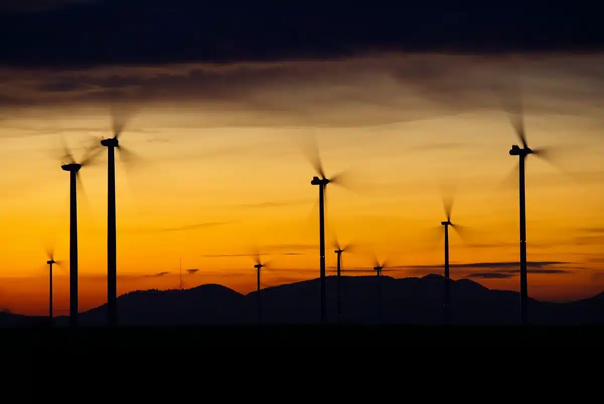 Vue d'une prise d'eau et turbine hydroélectrique en journée