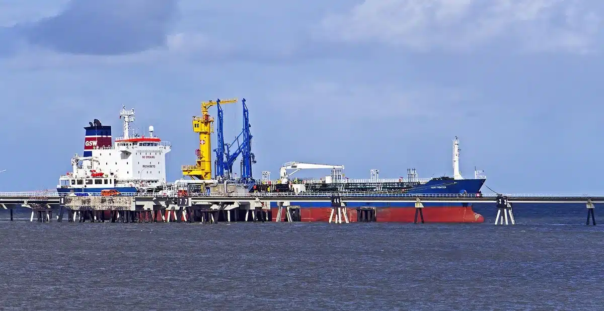 Zone industrielle et port de Fos-sur-Mer en plein jour