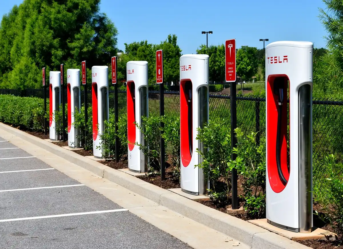Ferme solaire en journée avec batteries en arrière-plan