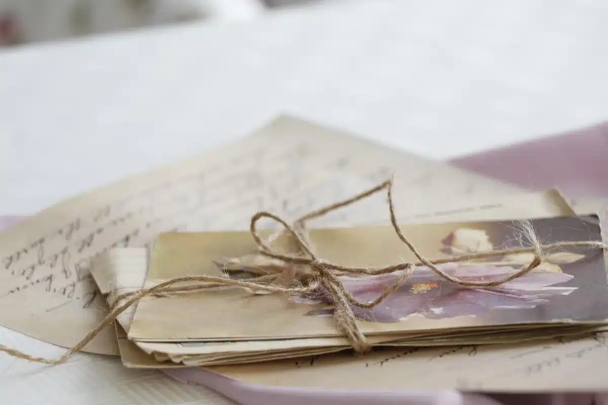 Lettre recommandée avec accusé de réception déposée sur une table