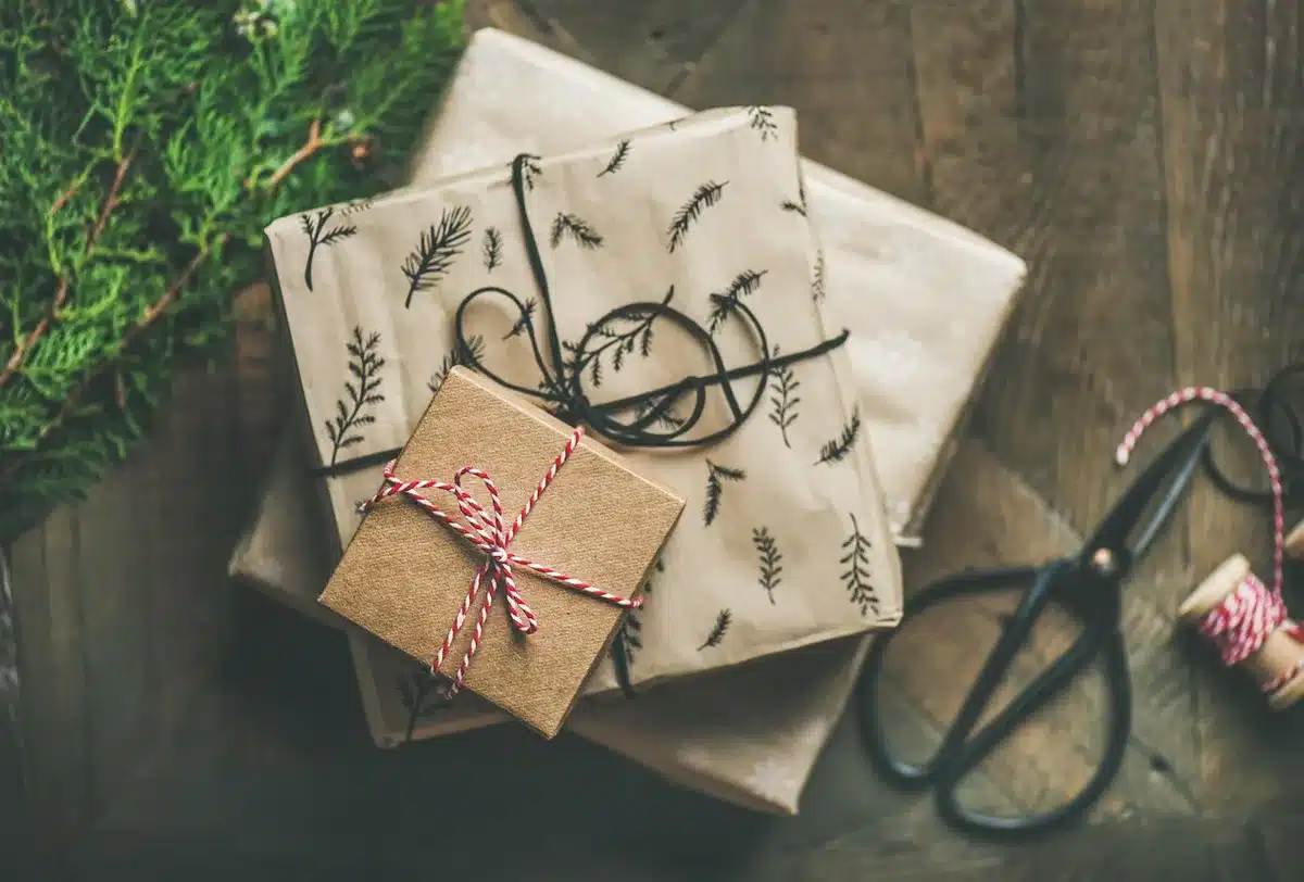 Écharpe soigneusement pliée à l'intérieur d'une boîte cadeau