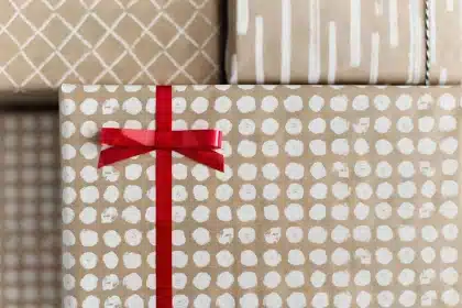 Boîte cadeau décorée posée sur une table près d'une fenêtre, jour clair