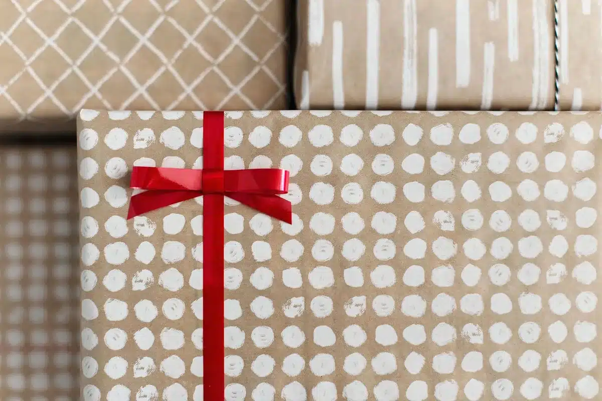 Boîte cadeau décorée posée sur une table près d'une fenêtre, jour clair