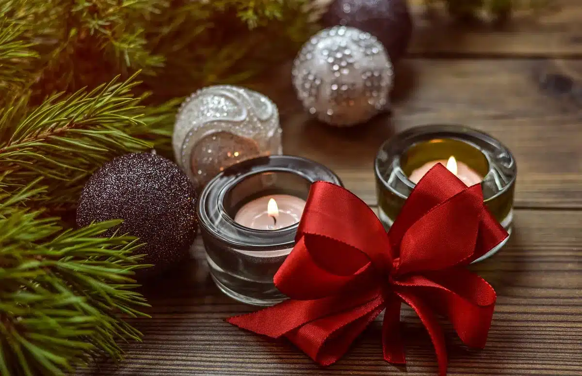 Petit sapin lumineux équipé de LED intégrées dans un salon clair