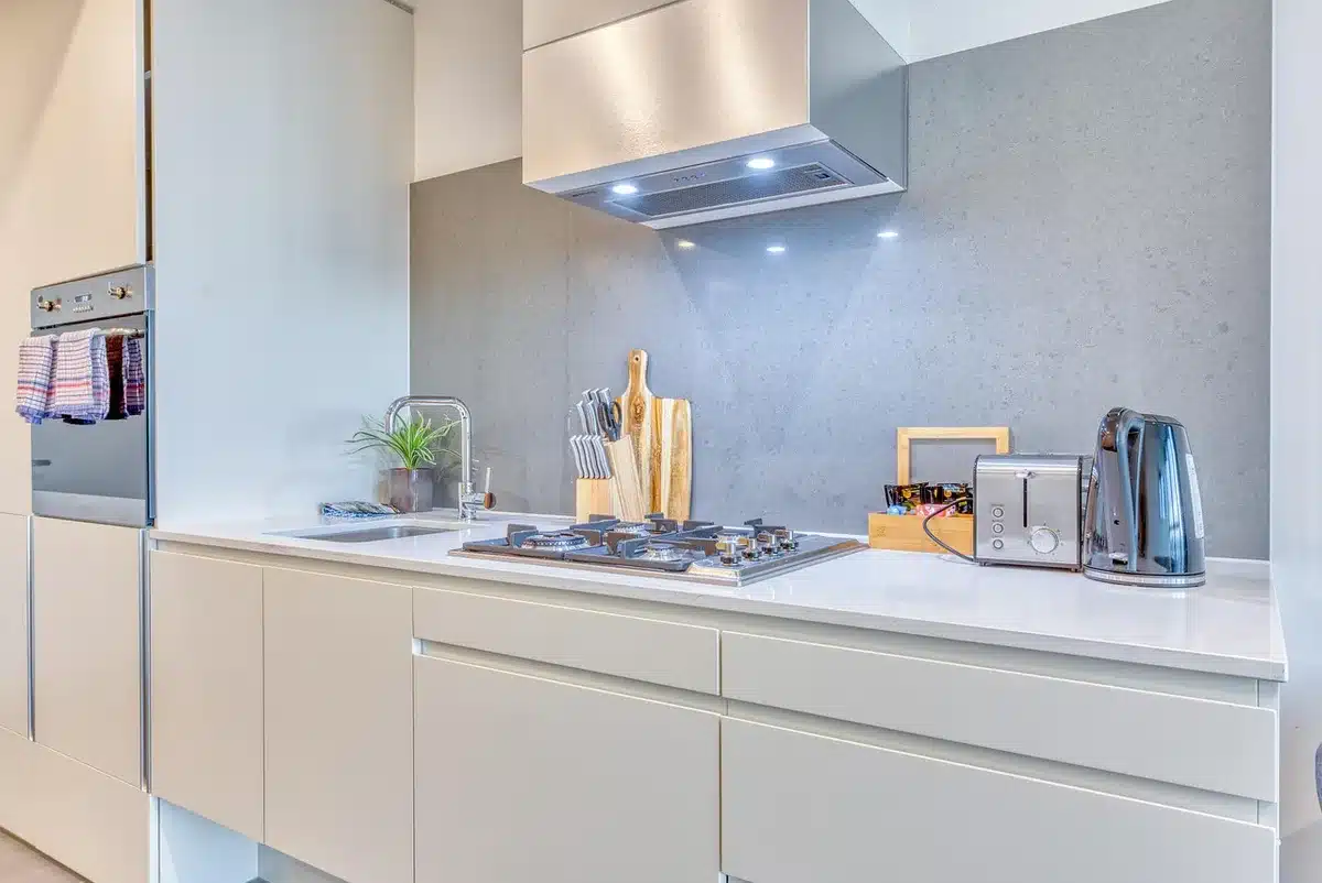 Cuisine en plein jour illustrant les critères d'un logement décent