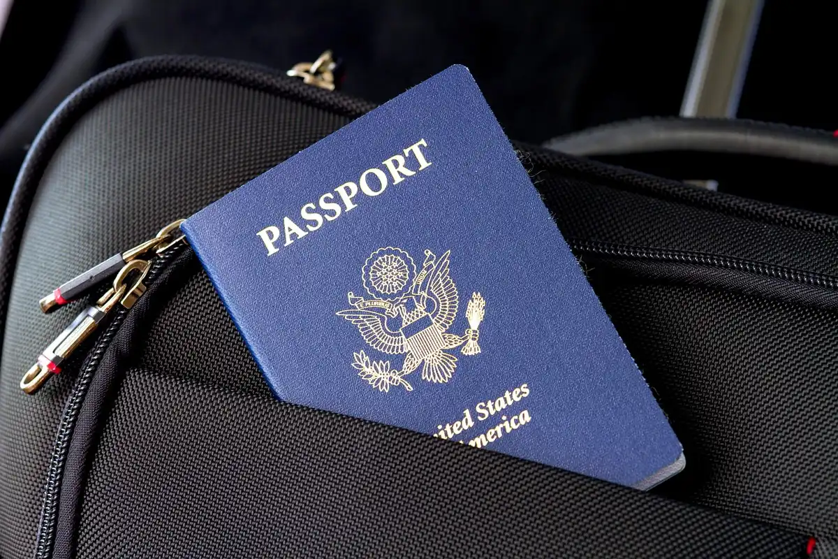 Copies de pièce d'identité et passeport posés sur une table
