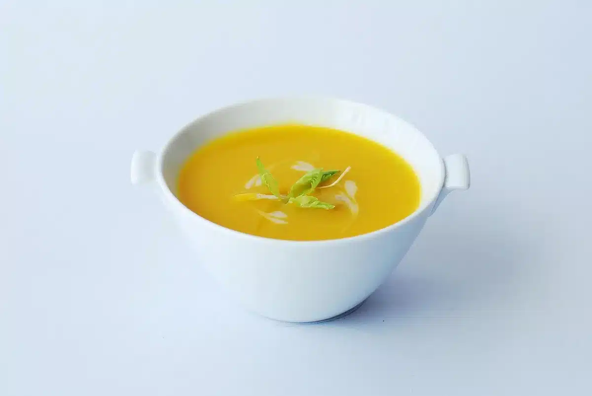 Mixeur plongeant réduisant un velouté en texture lisse et crémeuse