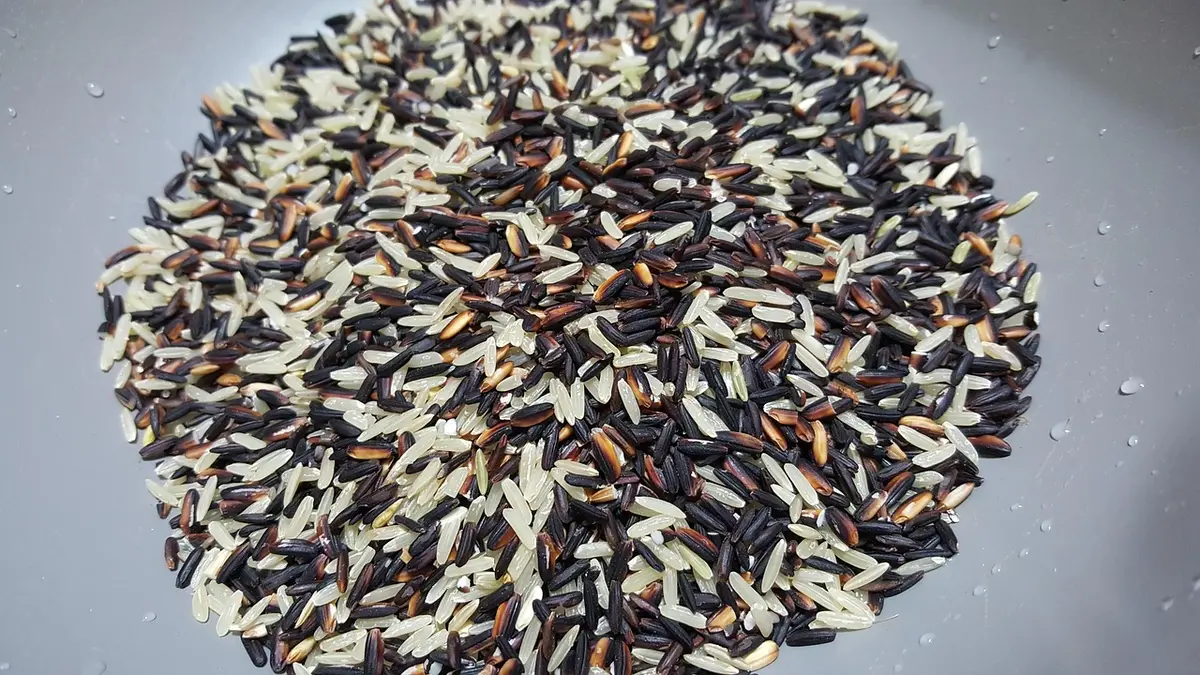 Ingrédients disposés : riz basmati, châtaignes, épices sur une planche