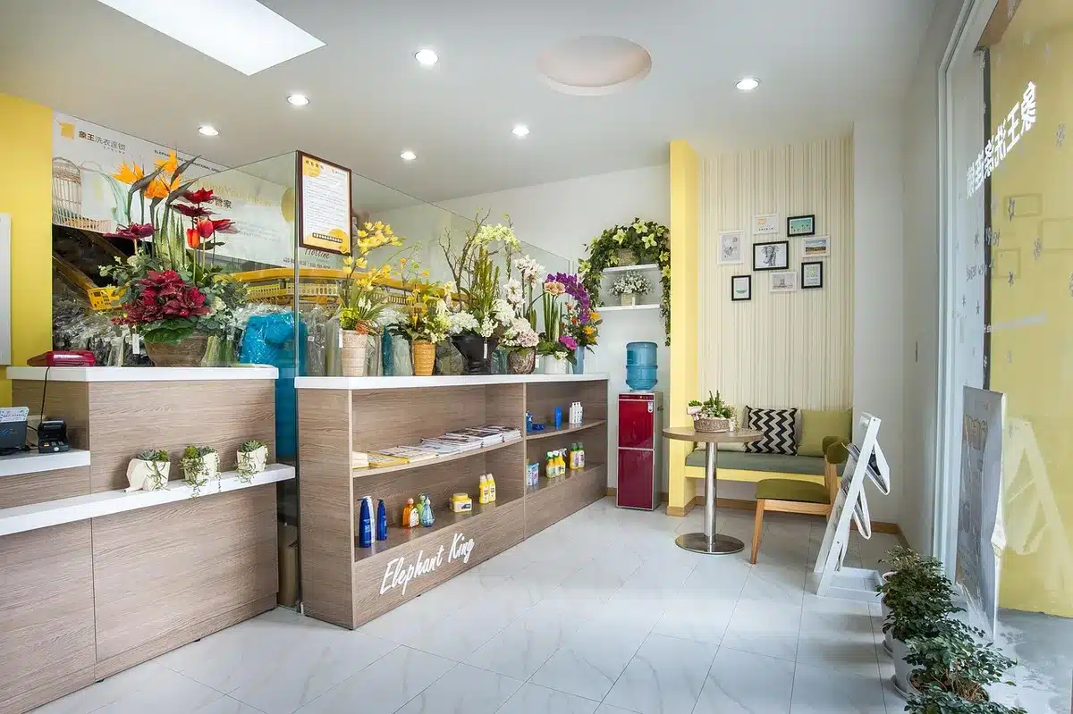 Intérieur d'une petite boutique de bord de mer avec étagères et lumière naturelle